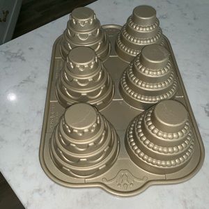 Cake cupcake tin